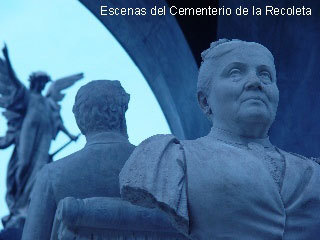 Buenos Aires: En la escena de los crímenes, comiendo y bebiendo...