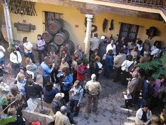 La gente acude a saborear sus vinos