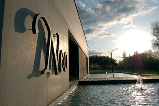 Fachada y alrededores de la Bodega