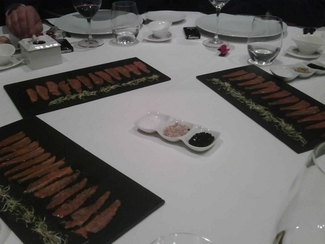 Solomillo salmón marinado con aceite de vainilla .