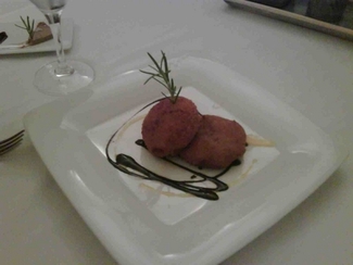 Croqueta de bogabante / de setas mixtas .