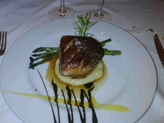 Magret de pato con reducción px , sobre pure patatas y manzana .