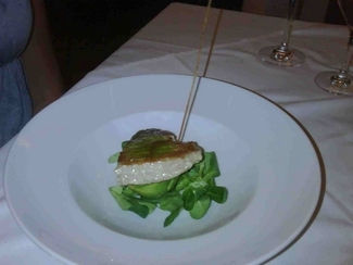 Taco de atún rojo sobre aguacate relleno de yogurt griego y salsa de soja .