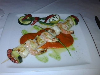 Brocheta de rape , gambas y verduritas .