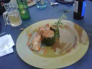 Calabacin relleno de rape encebollado a la crema de almendras .