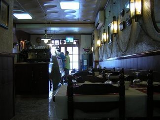 Entrada y barra. Esta foto sí está hecha con la iluminación que había hoy.