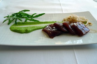 atún rojo marinado con crema de rúcula