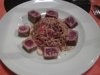 Atún de almadraba con noodles al wok .