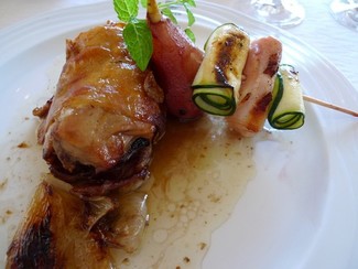 Lechazo relleno de peras al bobal