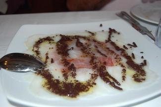 Carpaccio de bacallà con olivada, muy rico.