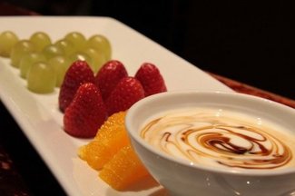 Fondue de chocolate blanco y frutas frescas.