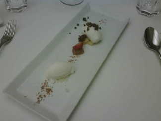 Orejones , müsli , tomillo y flor de azahar .