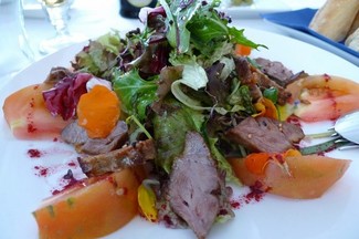 ensalada multicolor con carrillera de cerdo