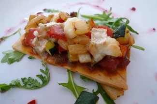 coca de verduras con queso y tomate confitado