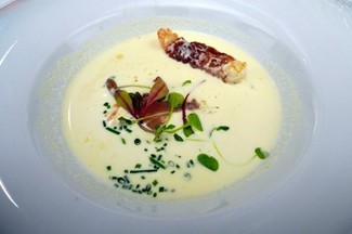 ajoblanco con cigala y tocino