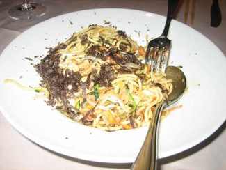 Fideos con verduras con huevo poché y trufa