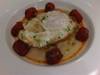 crema de patata y trufa con huevo frito y chistorra
