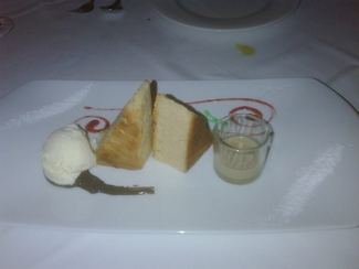 Brownie de chocolate blanco con helado de vainilla y baileys .