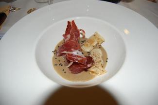 Crema de boletus con virutas de jamón,...