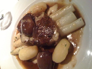 Mönchsberg 32 ternera ecologica con esparragos