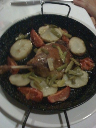 Confit de Pato en Cazuela individual con ajetes, verduras y patatas