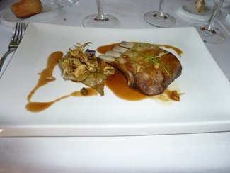 Cordero con texturas de alcachofa y salsa de miel