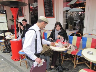Mini-terraza tamaño XS. El "uniforme" de los camareros resulta realmente peculiar.