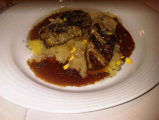 Hígado de pato a la brasa con compota de manzana