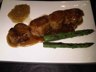 Peus de porc farcits de poma i foie amb salsa de vermut