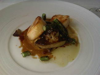 Mi “Fina coca de figues i foie caramel•litzat” que no probé, pasado a “Vieires i foie rostit amb espàrrecs verds i confitura de tomata”