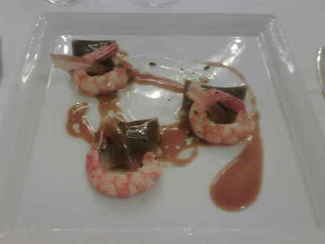 Ravioli de espuma de cebolla con langostinos y panceta .