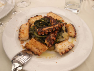 Pulpo a la brasa con cachelos y grelos