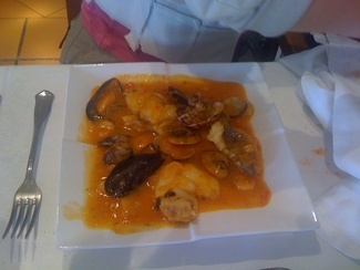 Medallones de rape con almejas.