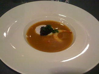Sopa bullabesa con langostino, caviar de arenque y huevo cocido a baja temperatura.