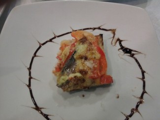 tosta de pimiento rojo y mousse de ajo aceite.