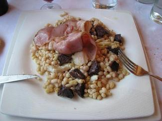 Fessols de Santa Pau cun botifarra negra y bacalao