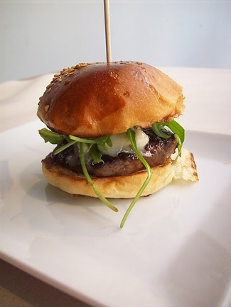 Hamburguesa de buey con gorgonzola y rúcula