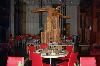 Un olivo en el centro del comedor