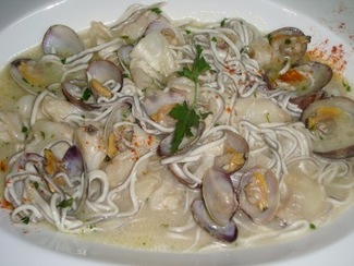 Cazuela de cocochas, almejas y gulas