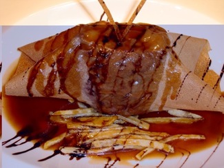 Cordero deshuesado envuelto en pasta brick con salsa de miel y romero