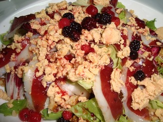 Ensalada de jamón de pato con foie micuit y vinagreta de grosellas