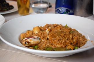 Está diciendo cómeme.