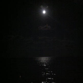 Cavas a la luz de la Luna frente al Mediterráneo