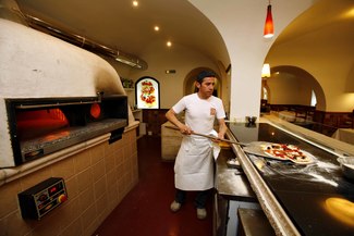gran horno de leña del que salen las mejores pizzas