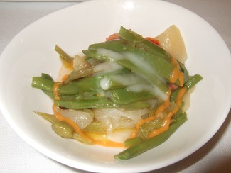 Judías verdes, asadillo de tomate y cebolla confitada