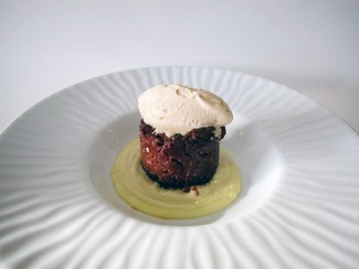 Bizcocho meloso de dátiles con helado de avellanas