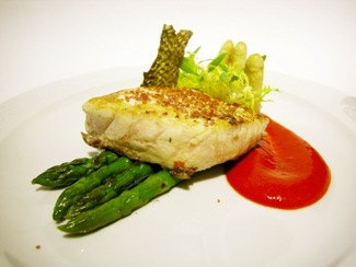 Dorada con crema de piquillos y espárragos