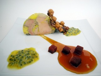 Foie micuit casero con frutos secos caramelizados con soja y fruta de la pasión