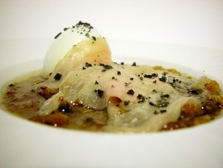 Tocino ibérico con huevo poché, migas y jugo de gallina