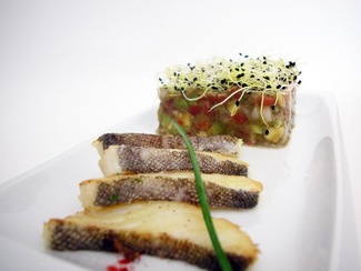 Tartar de aguacate con bacalao